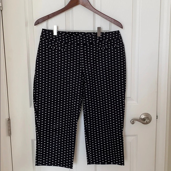 APT. 9 Women's Capri Pants 10P Black White Geometric Print Stretch Comfort Chic - Picture 4 of 8
